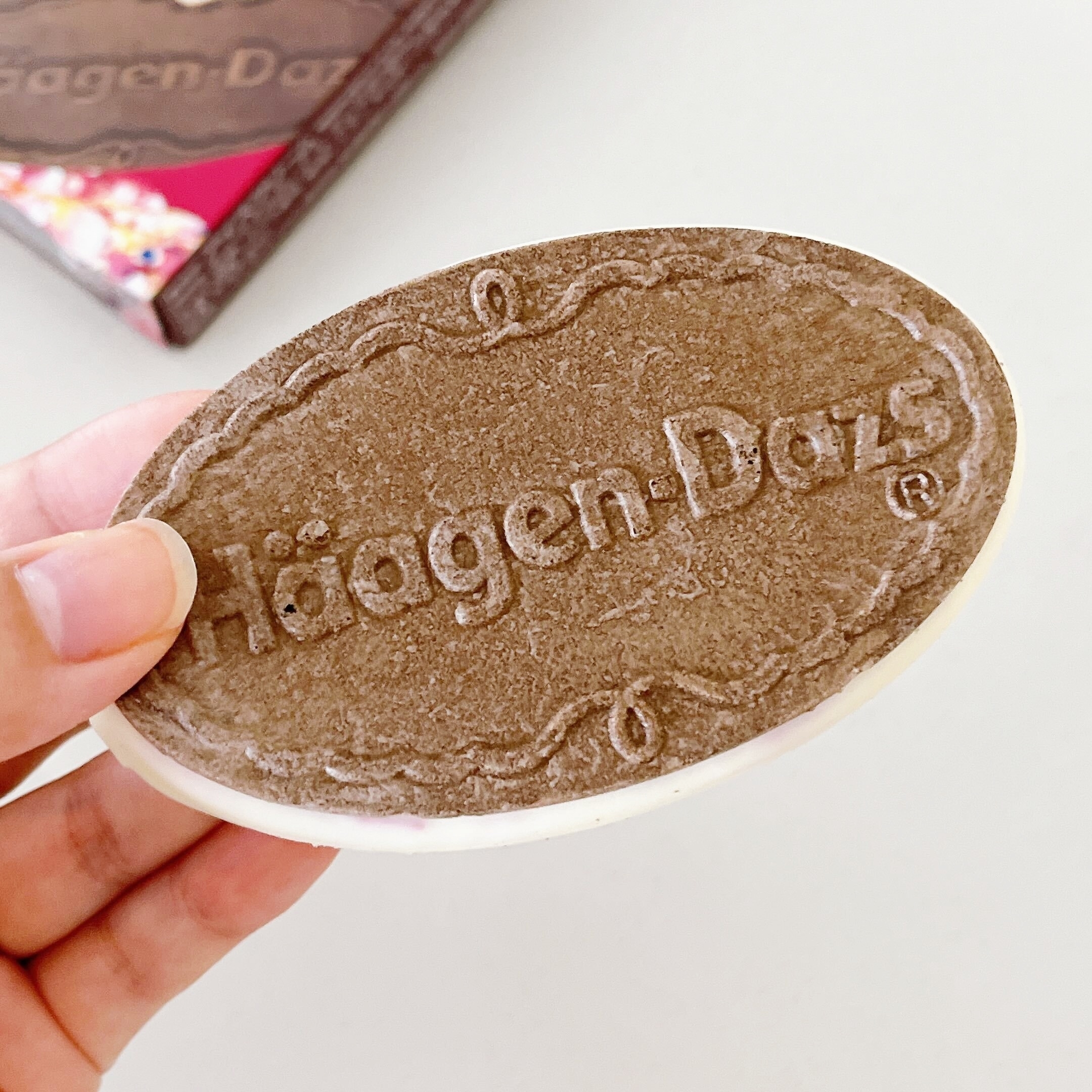 セブン-イレブンのオススメのアイス「ハーゲンダッツ クリスピーサンド 木苺とバニラのパフェ」