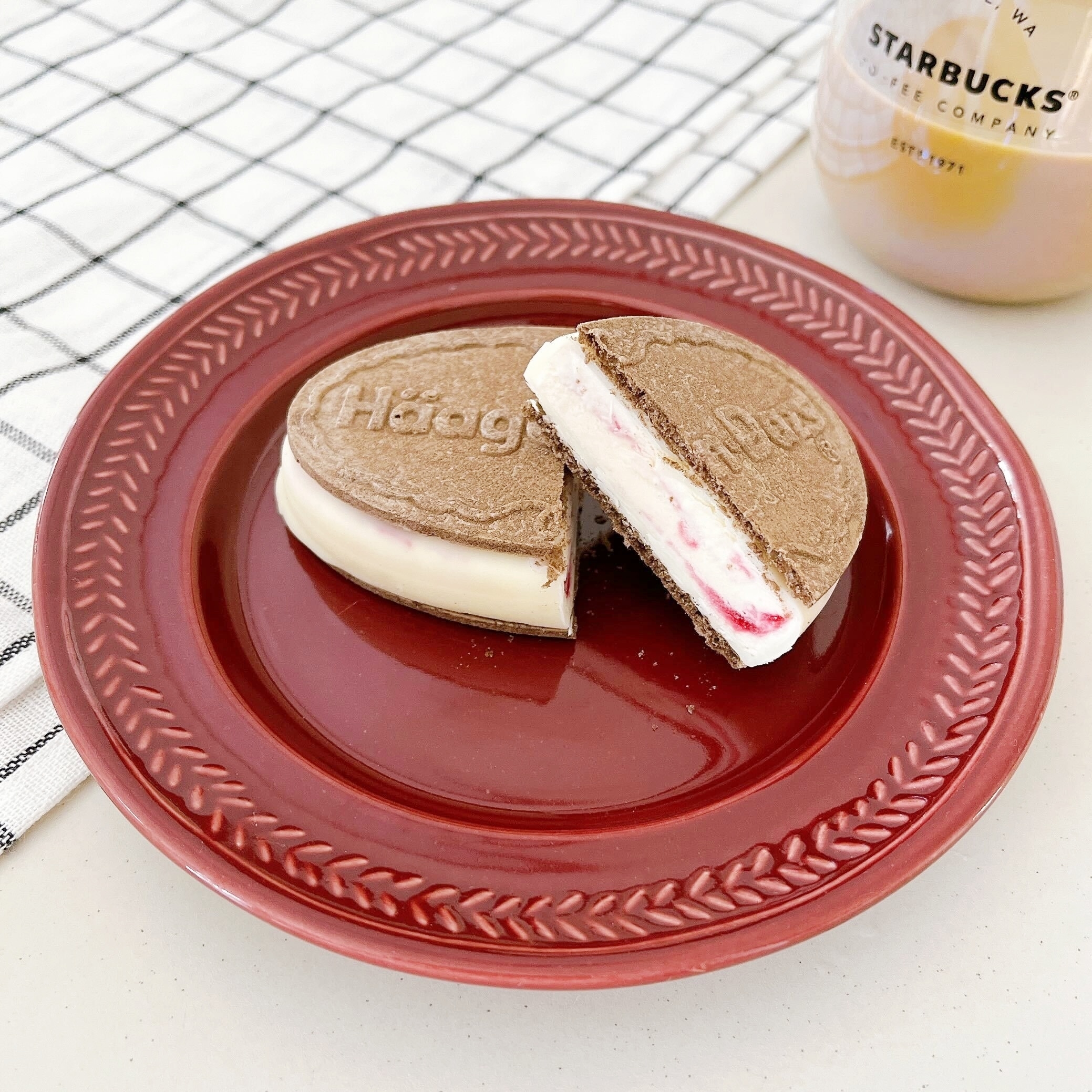 セブン-イレブンのオススメのアイス「ハーゲンダッツ クリスピーサンド 木苺とバニラのパフェ」