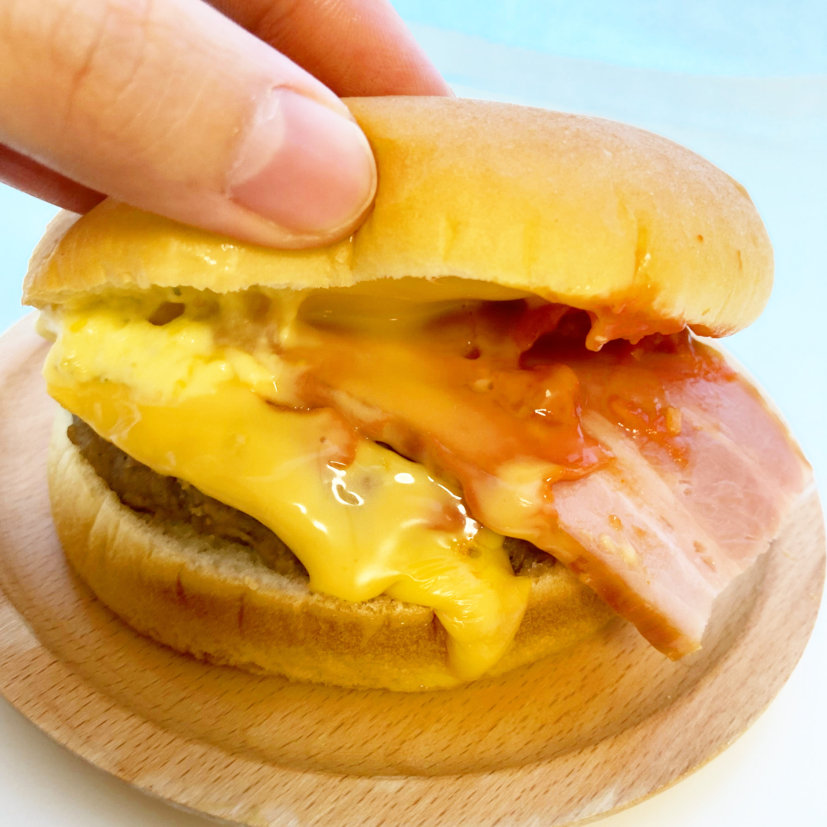 LAWSON(ローソン)のおすすめ商品「2023年 日本バーガー選手権第1位 BBB.PJ監修 ベーコンチーズバーガー」