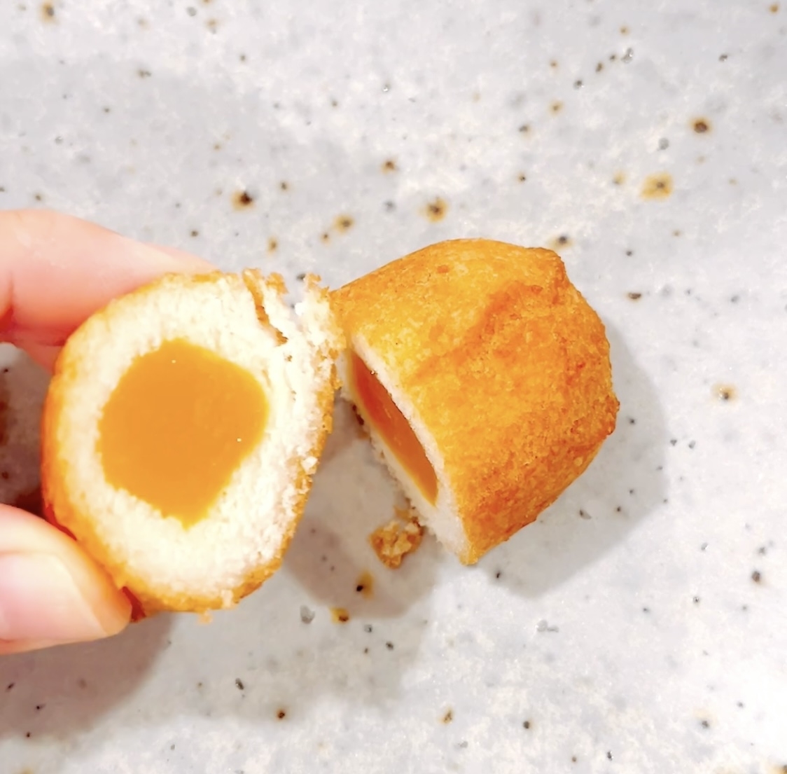 カルディのオススメのスイーツ「かぼちゃあんドーナツ」