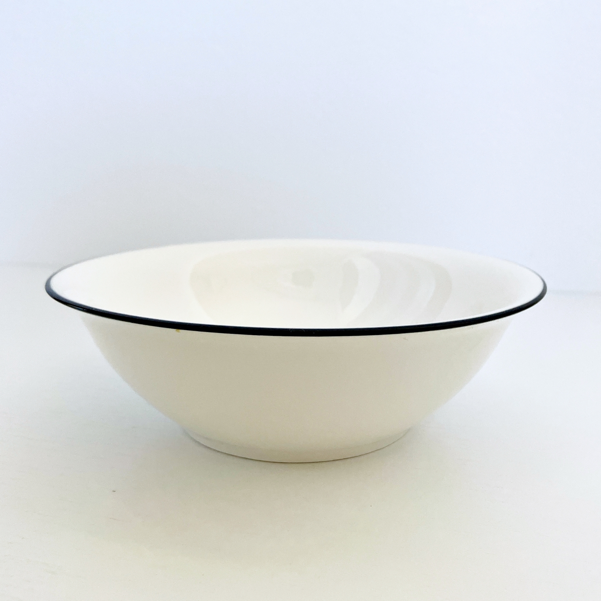 Seria（セリア）のおすすめ食器「プレート ホーロー風」「ホーロー風 サラダボウル」