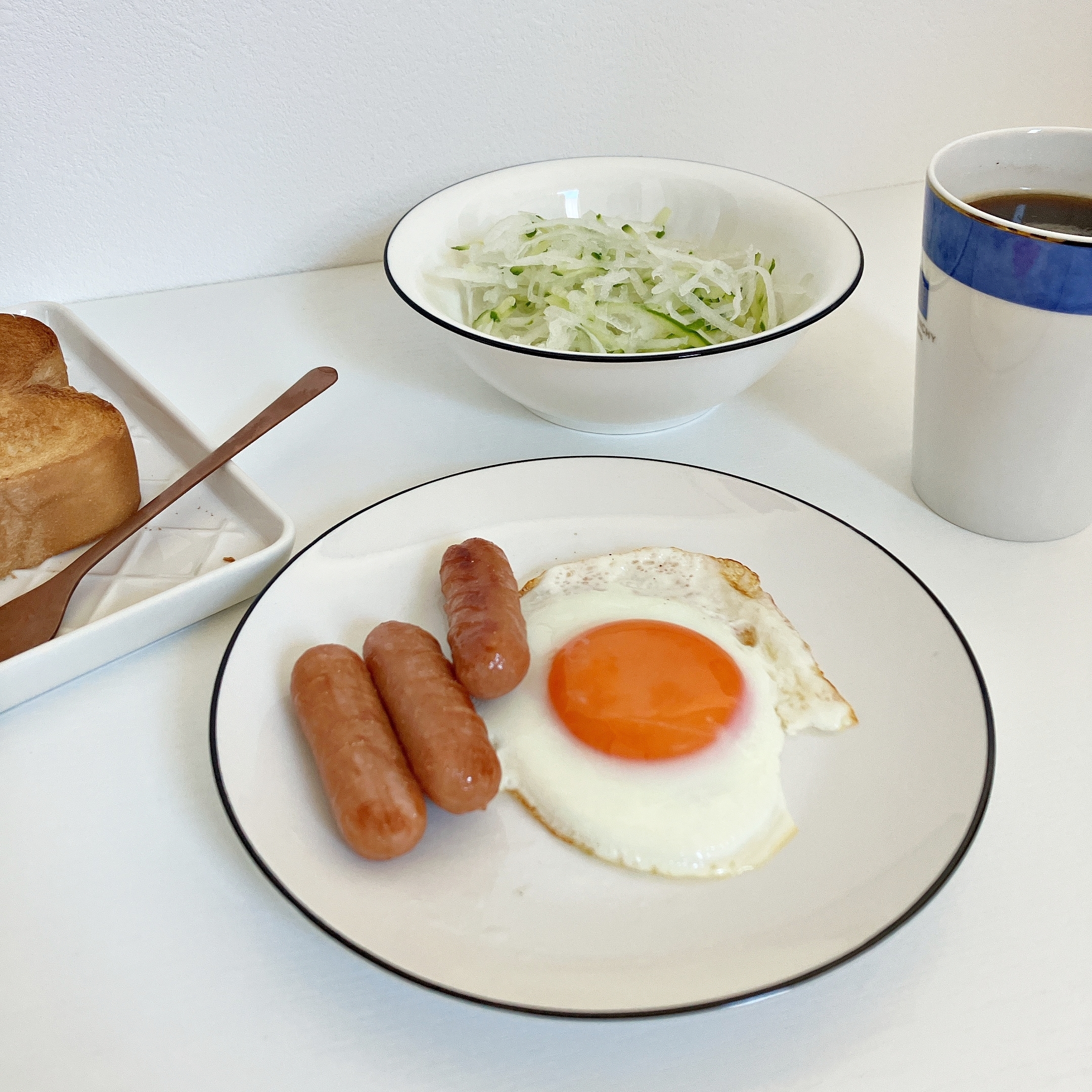 Seria（セリア）のおすすめ食器「プレート ホーロー風」「ホーロー風 サラダボウル」