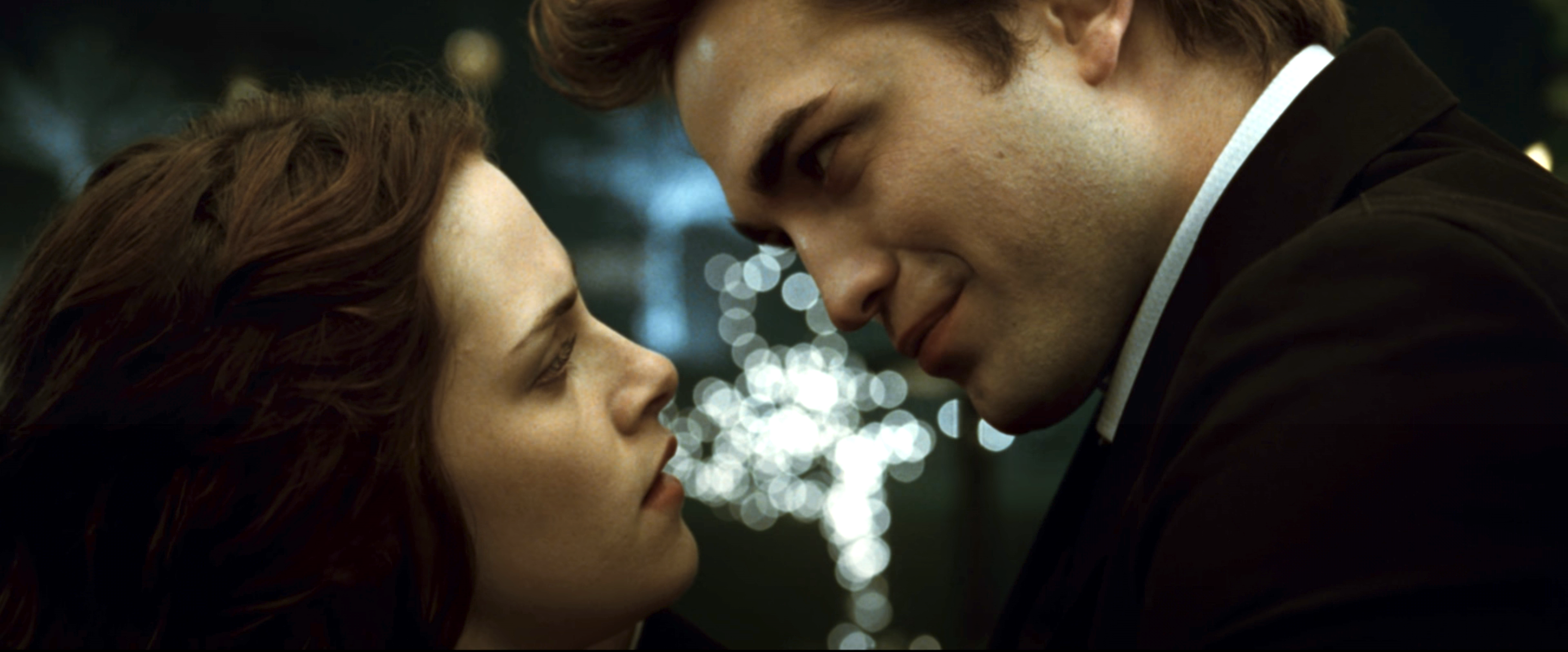 Bella and Edward in an embrace