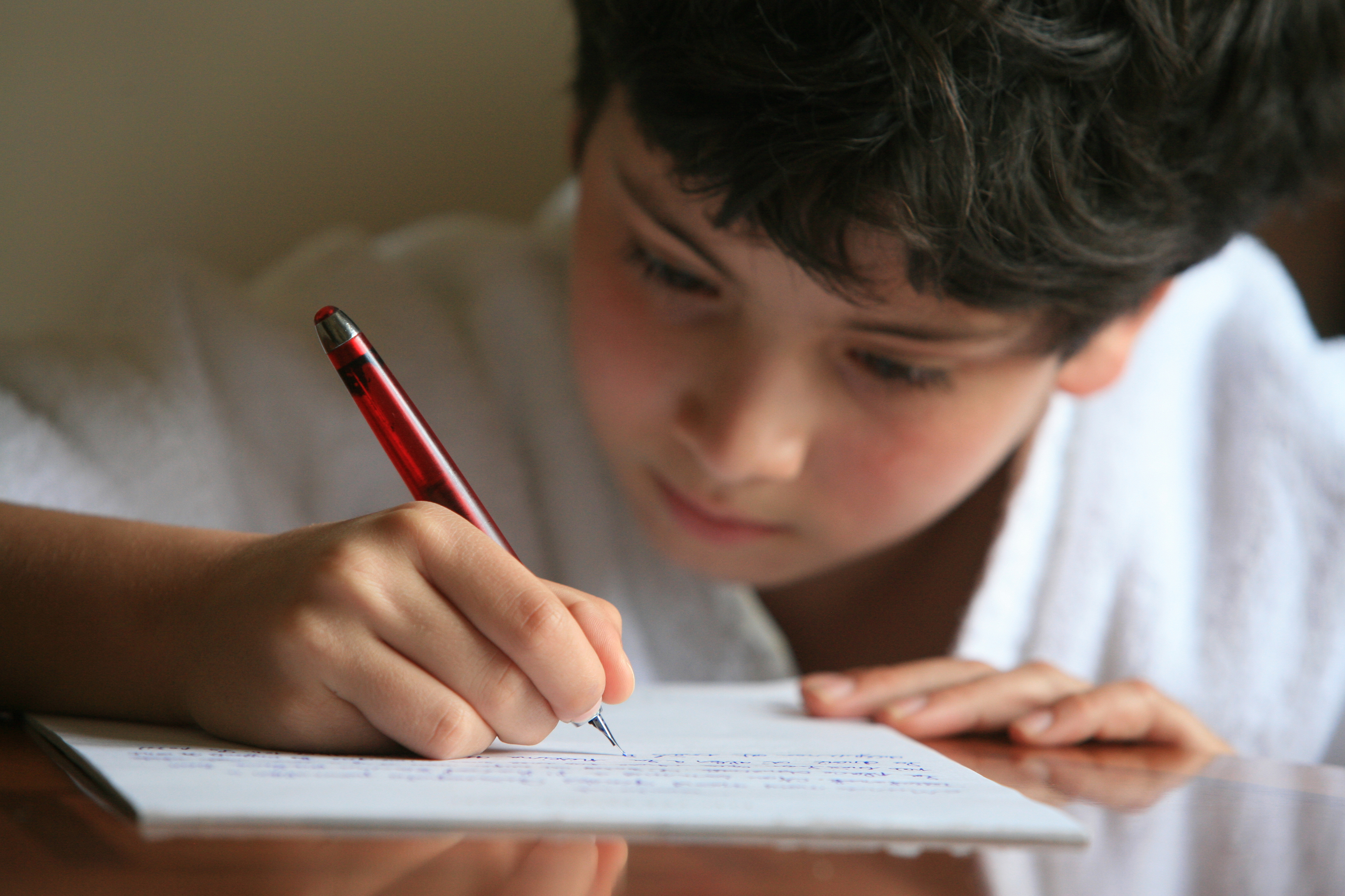 Writing a letter. Писающий мальчик. Ученик сочиняет. Ребенок пишет. Человек с тетрадью.