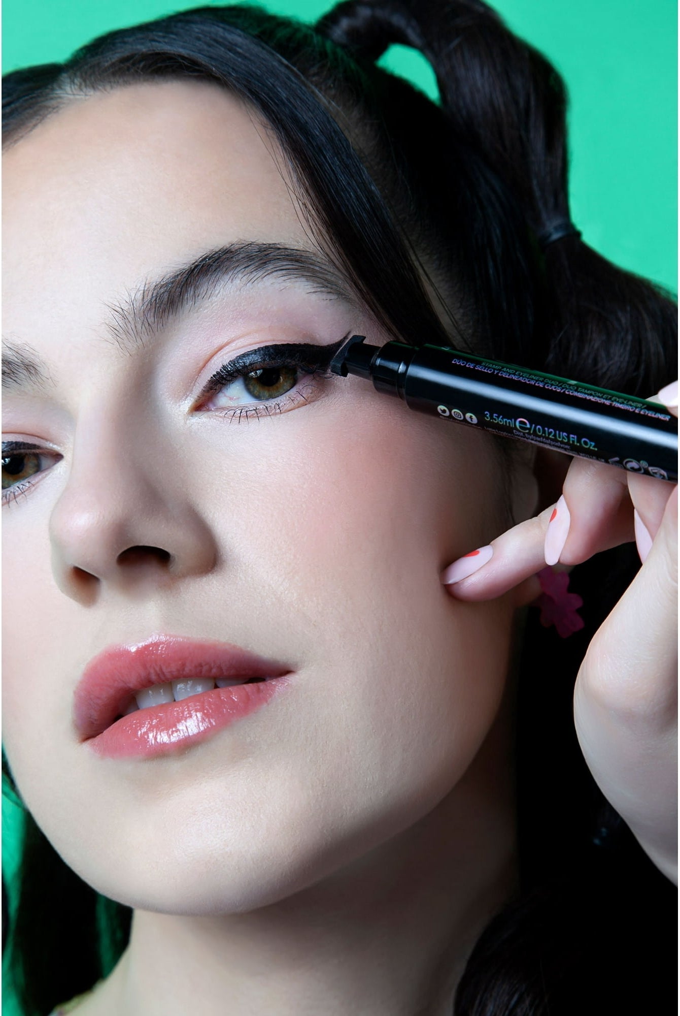 a model using the eyeliner stamp