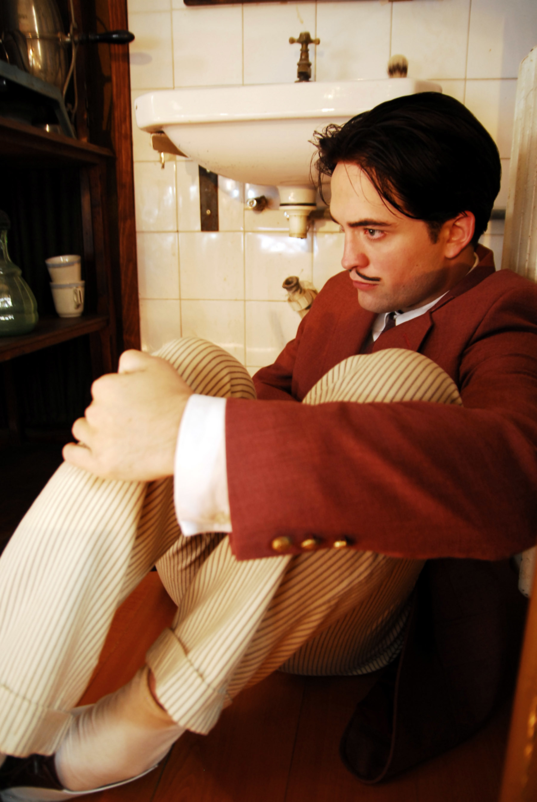 Sem móveis em casa, Robert Pattinson dormiu em bote inflável durante seis  meses