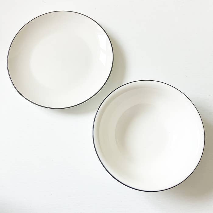 Seria（セリア）のおすすめ食器「プレート ホーロー風」「ホーロー風 サラダボウル」