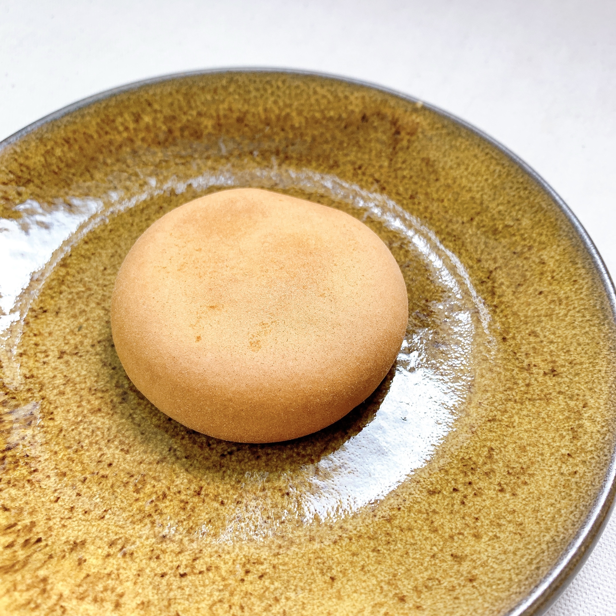 FamilyMart(ファミリーマート)のおすすめのおやつ「黒糖わらび餅入りきなこまんじゅう」