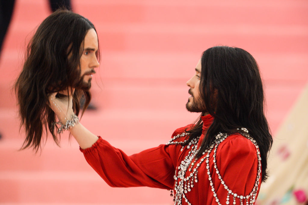 Close-up of Jared holding up his replica head on the Met Gala steps
