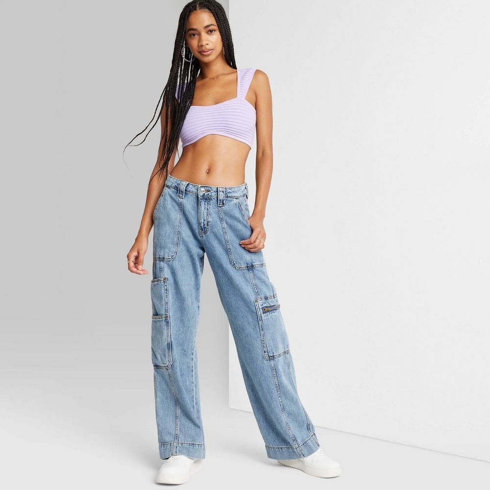 a model wearing the baggy cargo jeans