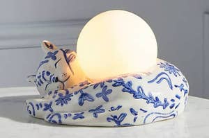 blue and white ceramic cat lamp
