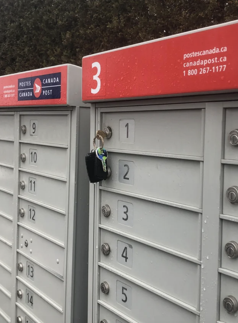 keys hanging from the mailbox