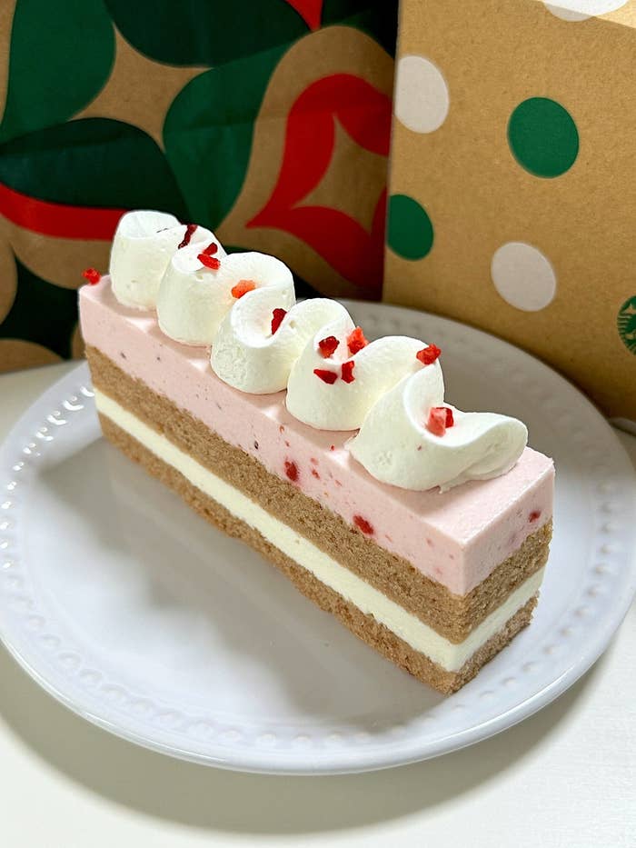スターバックスのオススメのスイーツ「ストロベリーメリークリームケーキ」