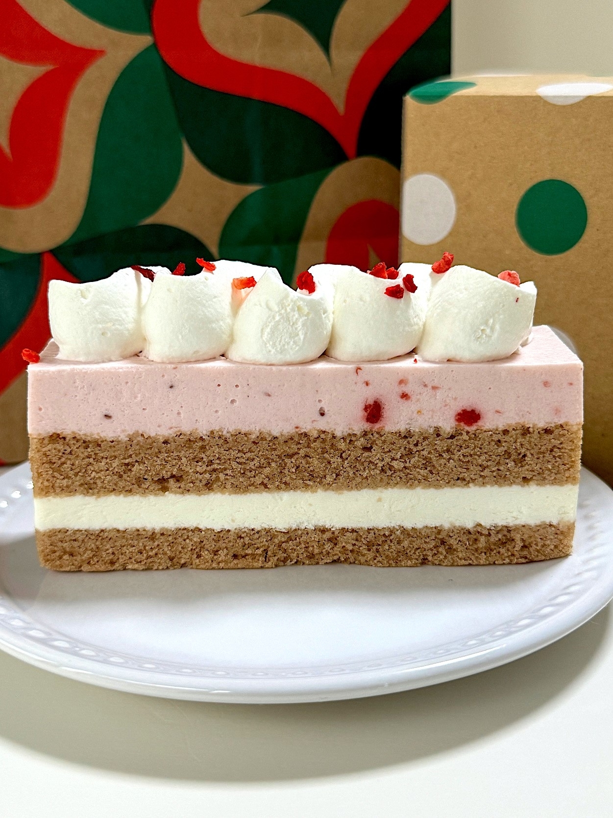 スターバックスのオススメのスイーツ「ストロベリーメリークリームケーキ」