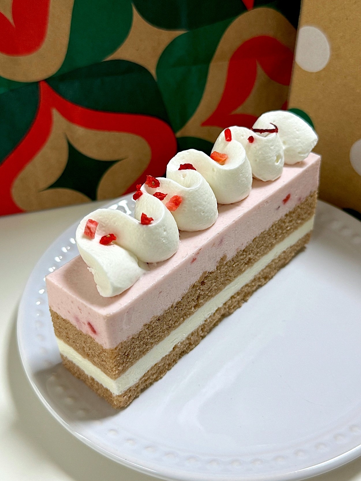 スターバックスのオススメのスイーツ「ストロベリーメリークリームケーキ」