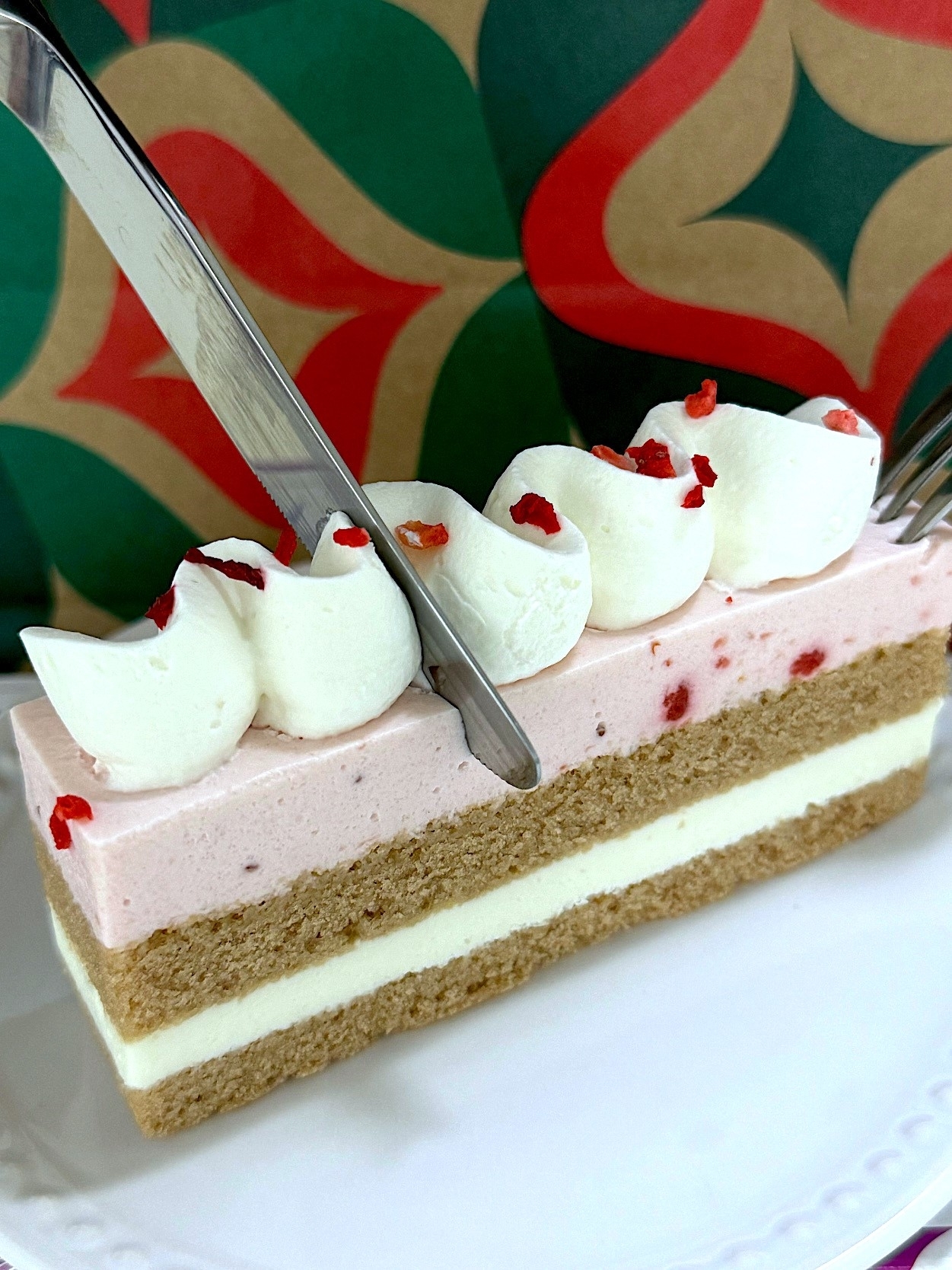 スターバックスのオススメのスイーツ「ストロベリーメリークリームケーキ」