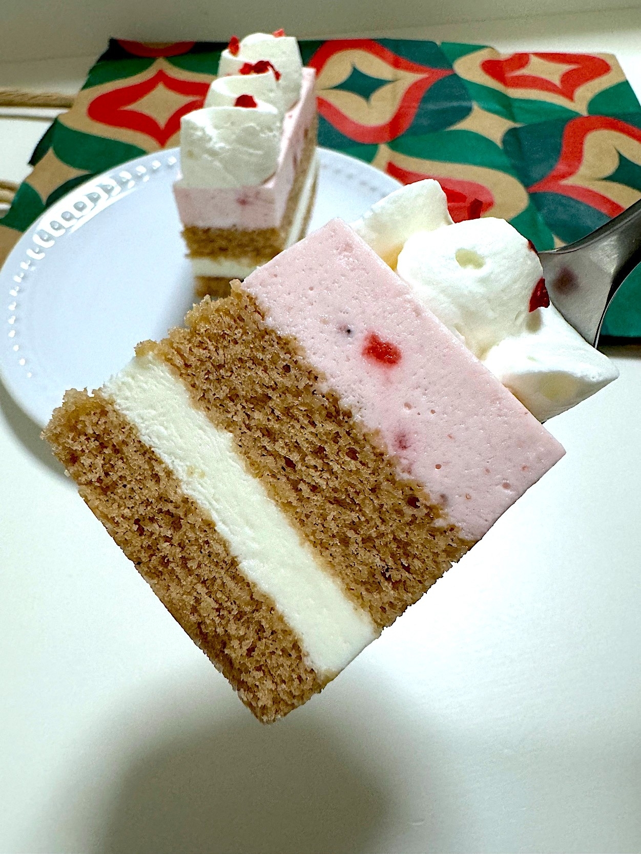 スターバックスのオススメのスイーツ「ストロベリーメリークリームケーキ」