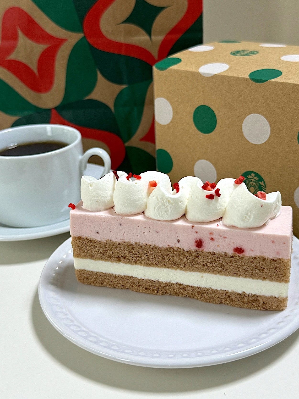 スターバックスのオススメのスイーツ「ストロベリーメリークリームケーキ」