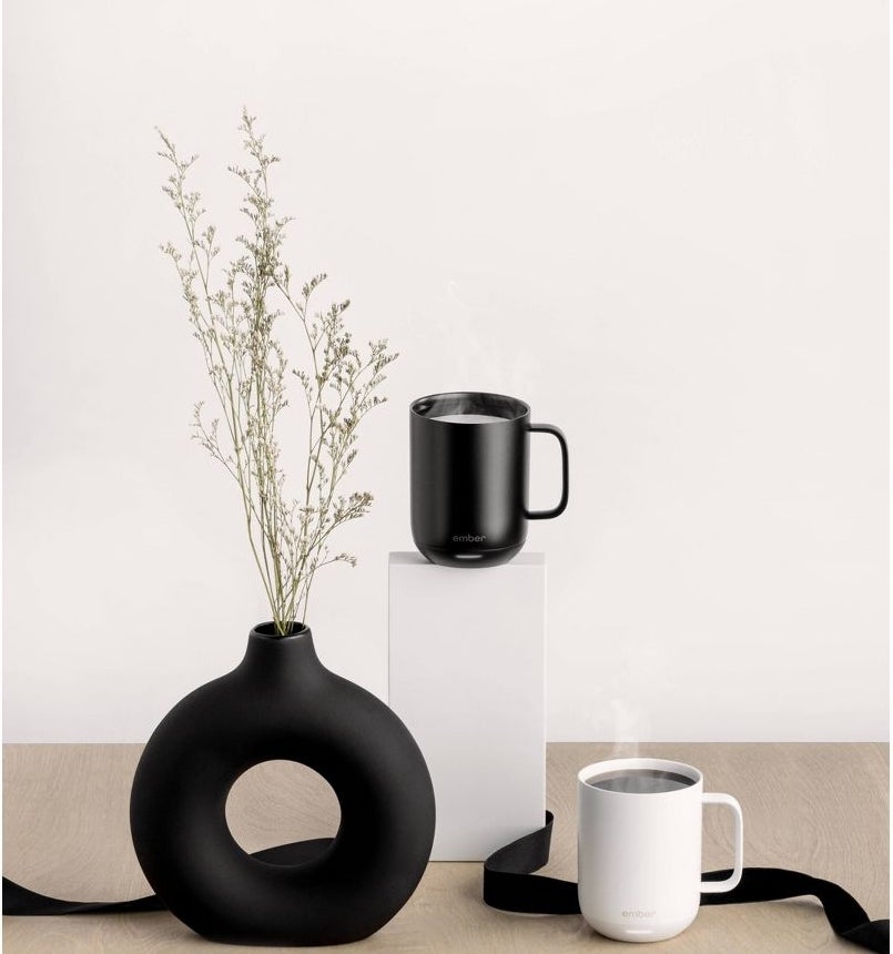 The smart mugs in ceramic black and white