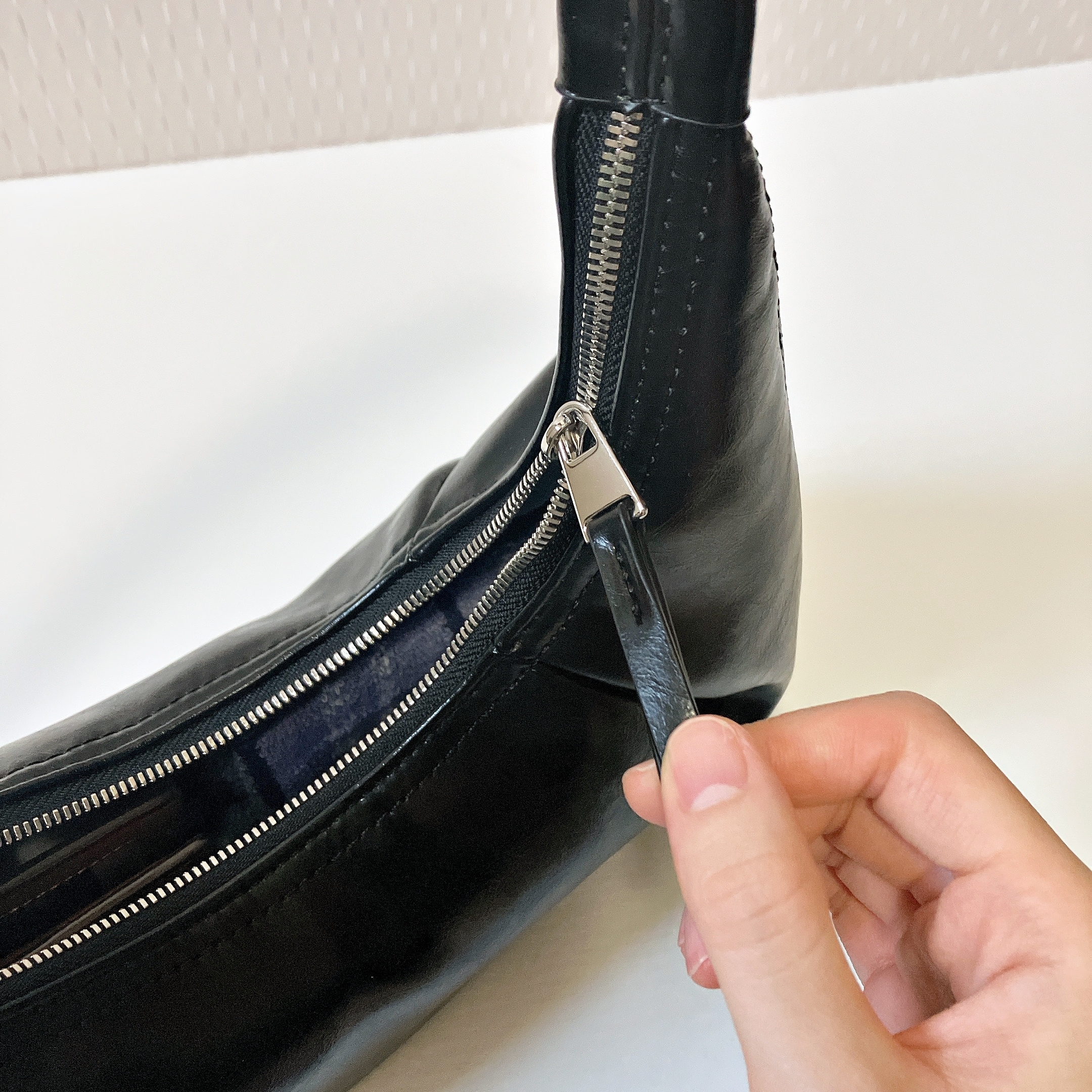 ZARA(ザラ)のおすすめバッグ「オーバル ショルダーバッグ」