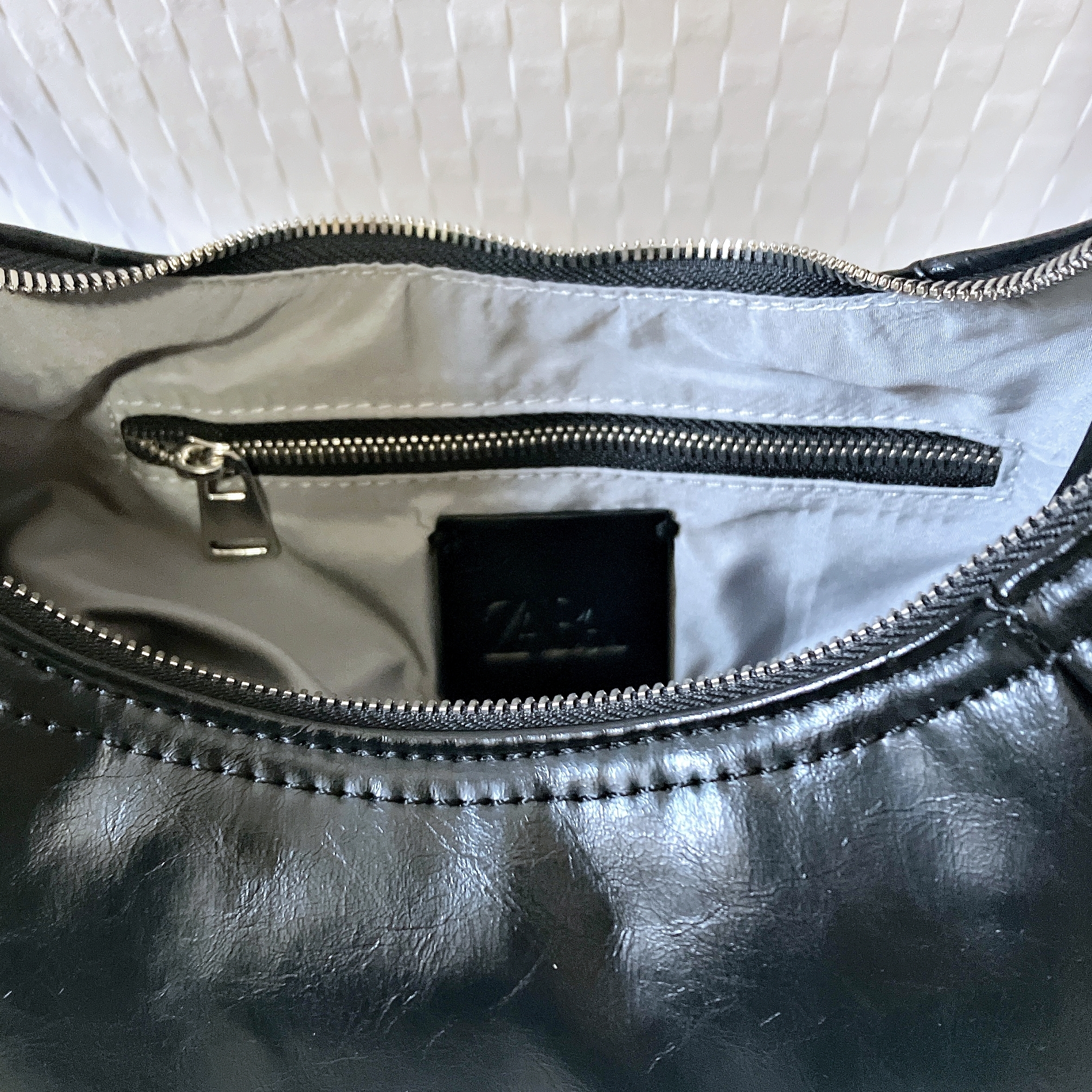 ZARA(ザラ)のおすすめバッグ「オーバル ショルダーバッグ」