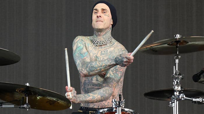travis barker playing drums