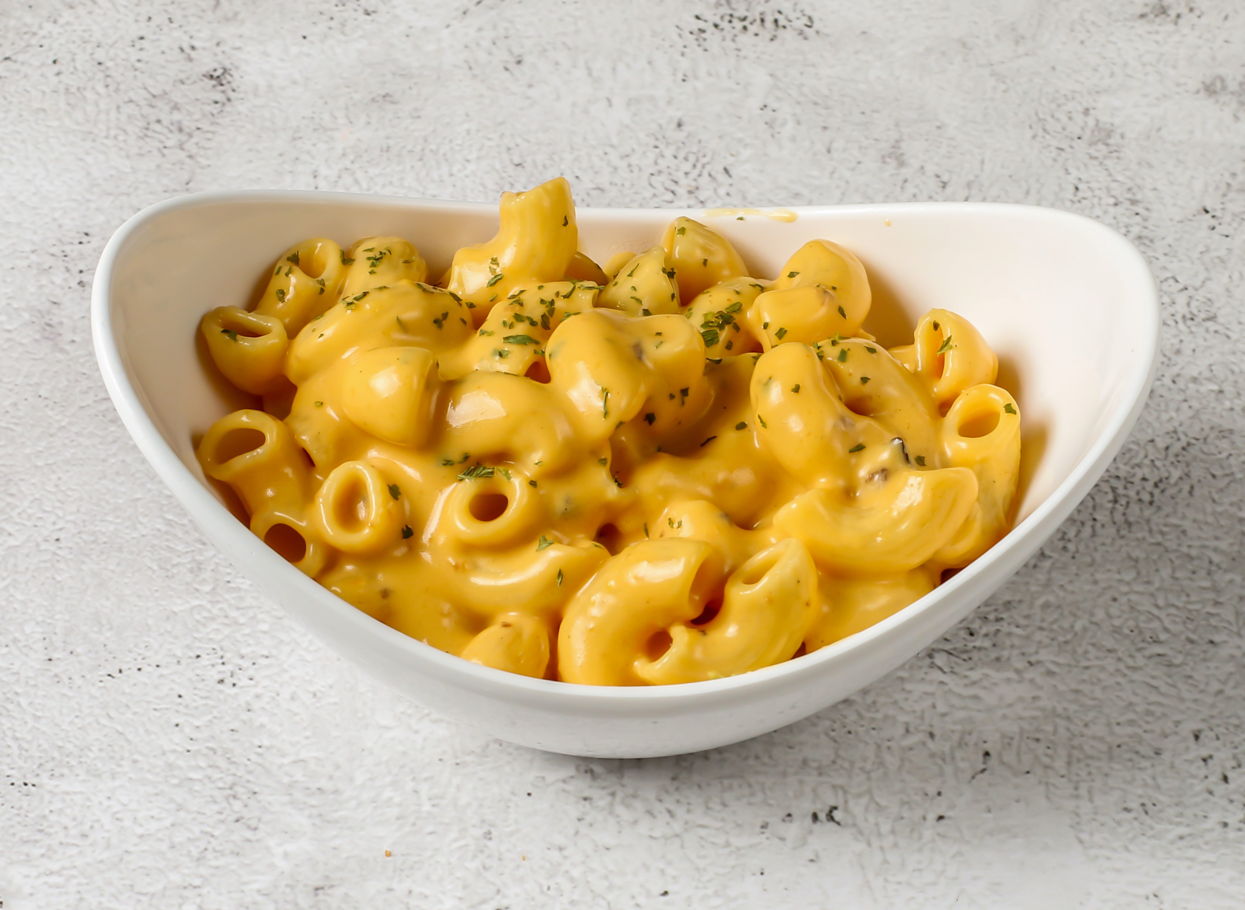 a bowl of mac &#x27;n&#x27; cheese made with elbow pasta