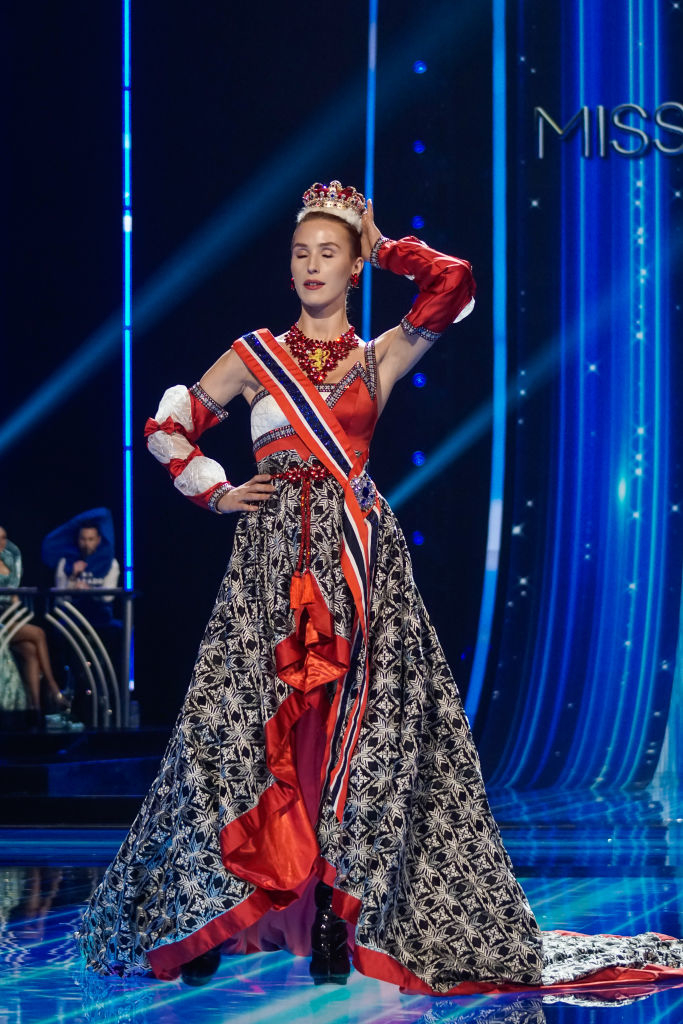 A flared, strapless gown with fringes and accents of the tricolor Norwegian flag stripes