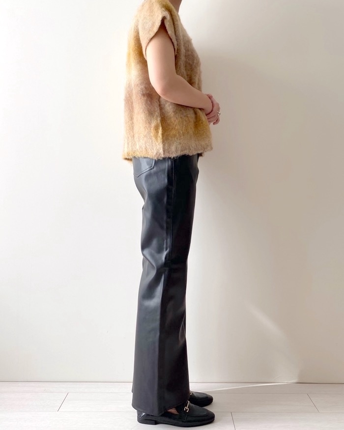 GU（ジーユー）のおすすめボトムス「フェイクレザーワイドパンツ+E」