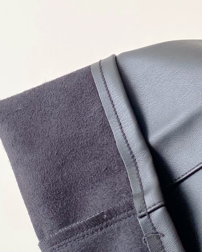 GU（ジーユー）のおすすめボトムス「フェイクレザーワイドパンツ+E」