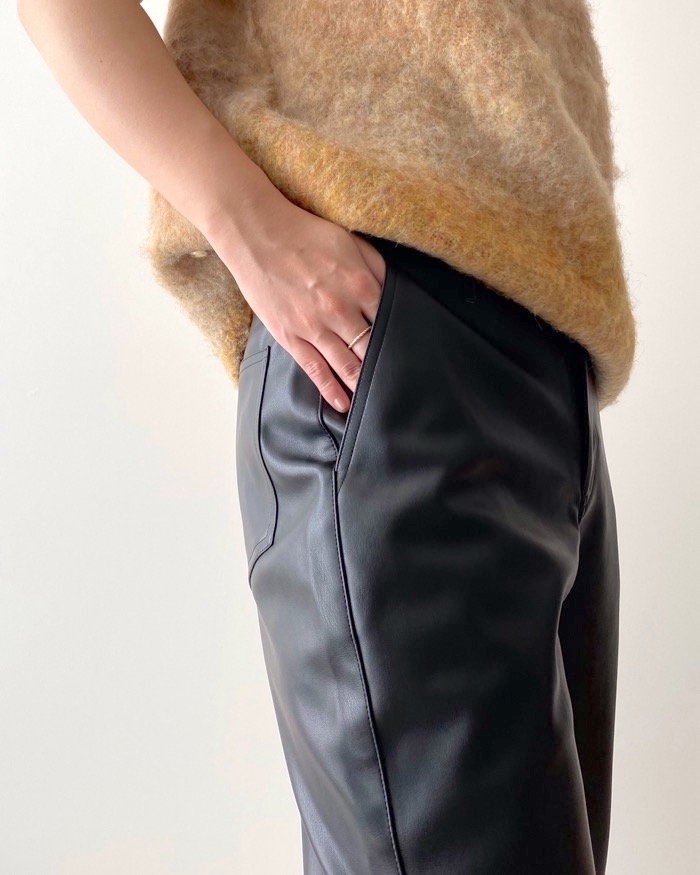GU（ジーユー）のおすすめボトムス「フェイクレザーワイドパンツ+E」