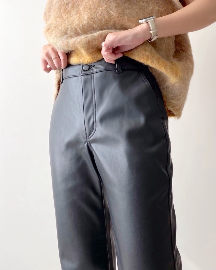 GU(ジーユー)のおすすめボトムス「フェイクレザーワイドパンツ+E」