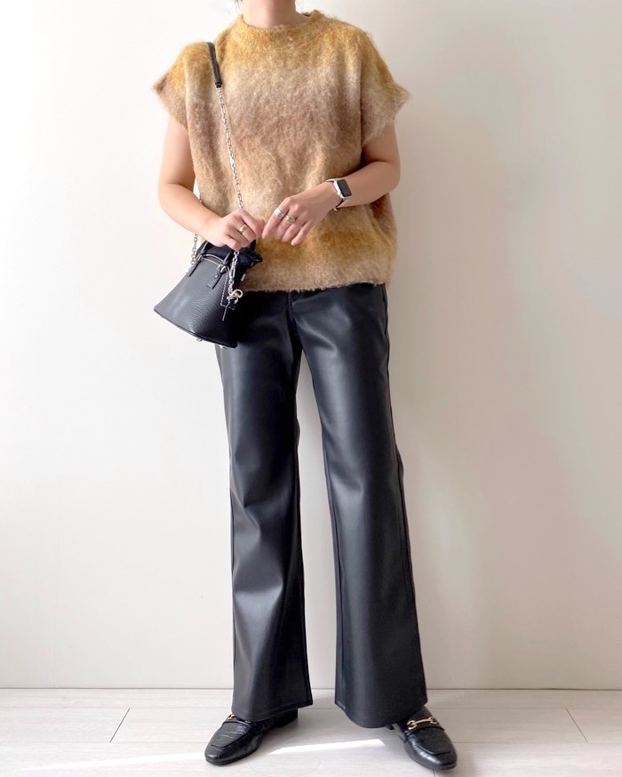GU(ジーユー)のおすすめボトムス「フェイクレザーワイドパンツ+E」