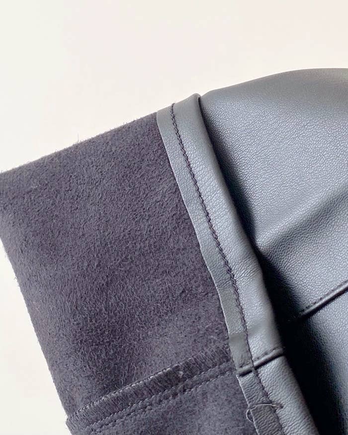 GU(ジーユー)のおすすめボトムス「フェイクレザーワイドパンツ+E」