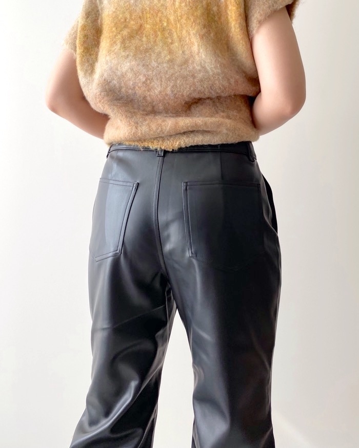 GU(ジーユー)のおすすめボトムス「フェイクレザーワイドパンツ+E」