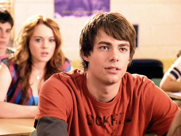 Jonathan Bennett as Aaron Samuels sitting in a school desk