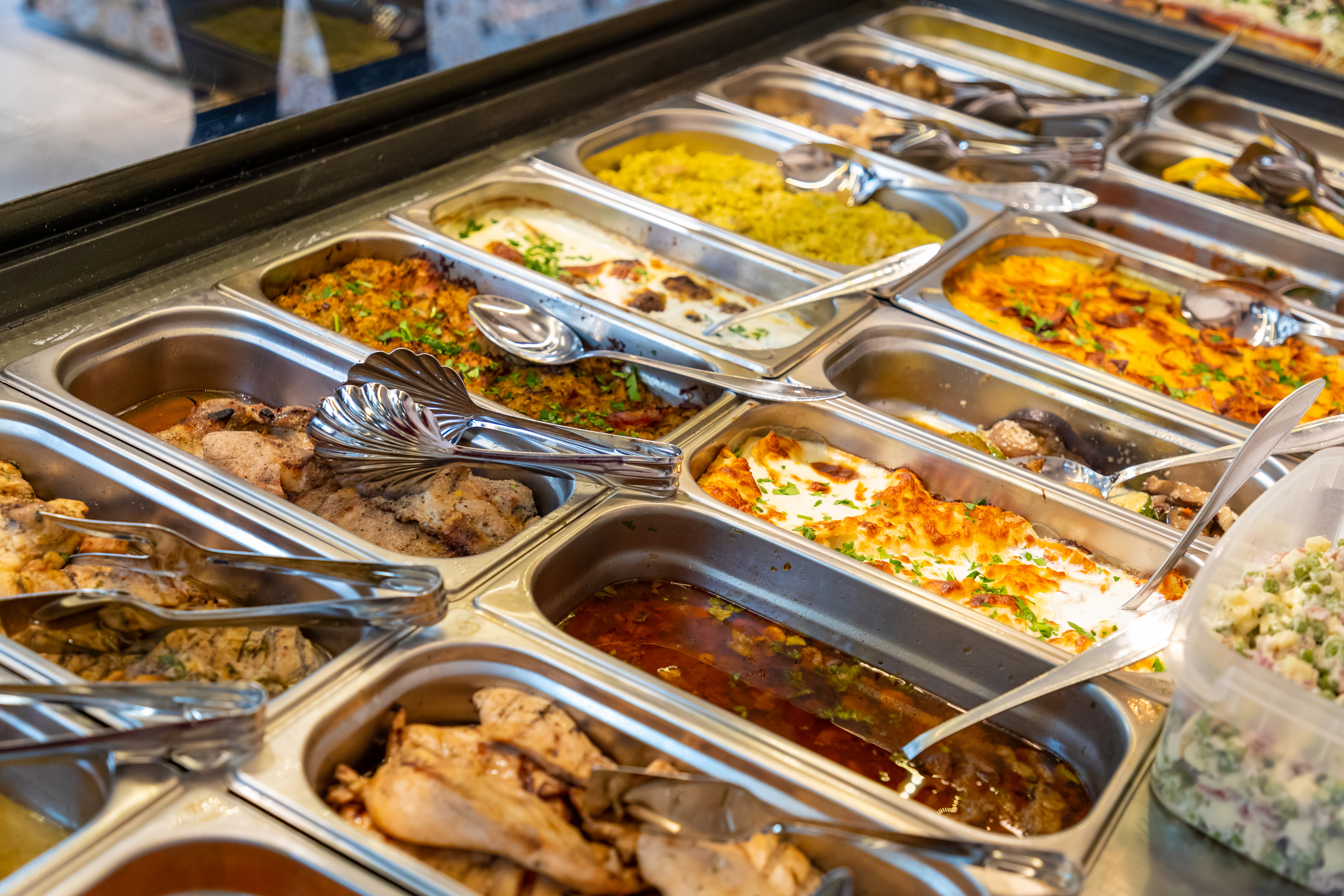 hot bar at a grocery store featuring various hot, ready-to-eat food items