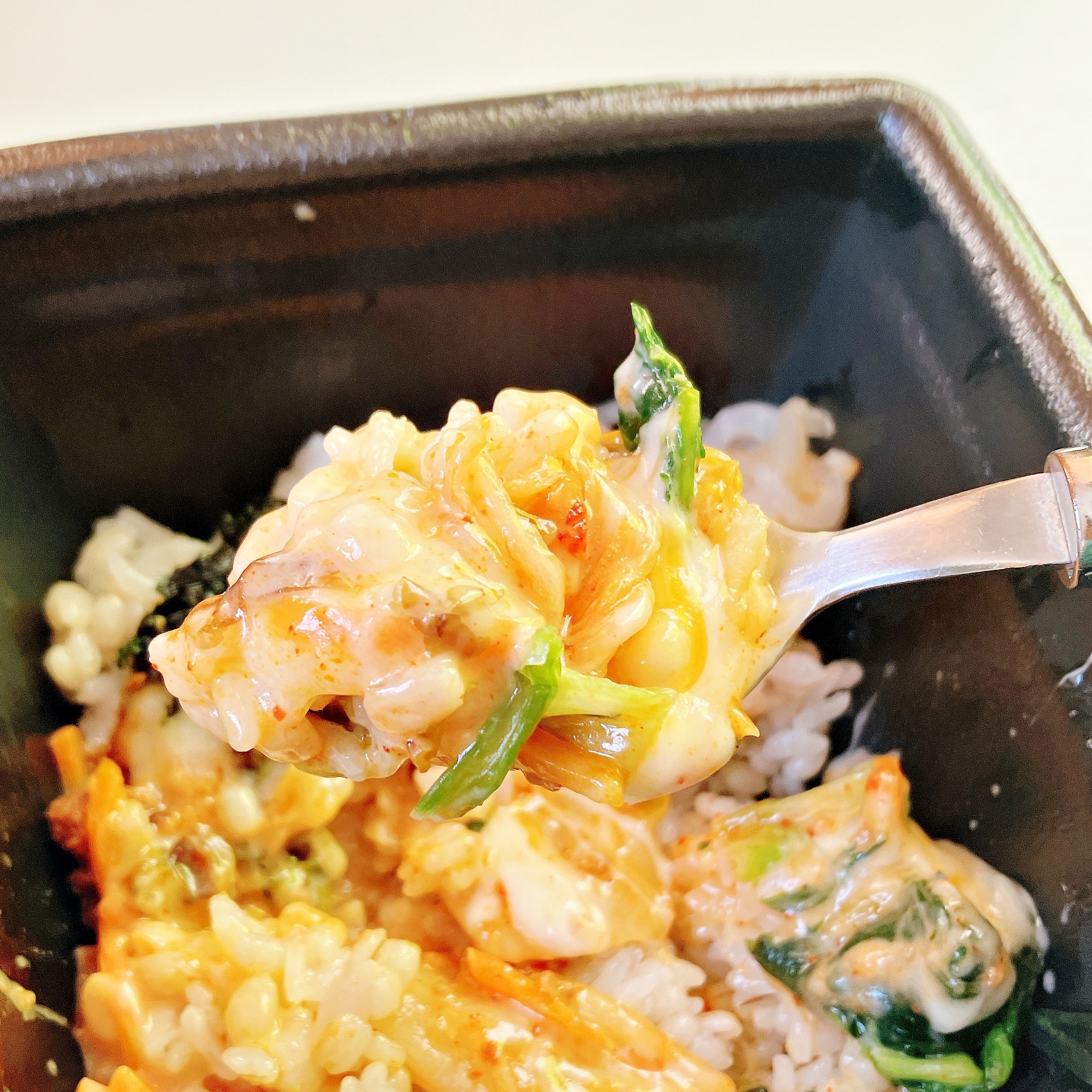 LAWSON(ローソン)のおすすめ弁当「ネネチキン監修 とろ〜りチーズビビンバ」