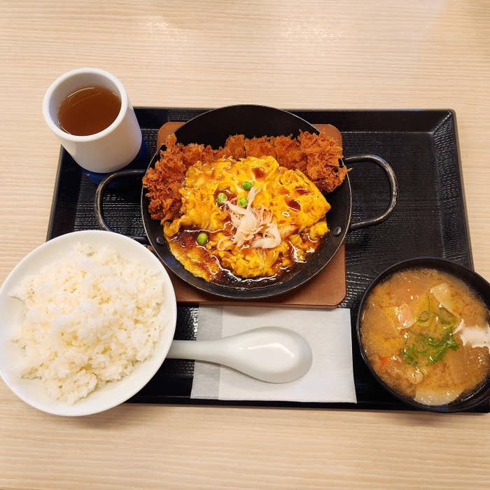 かつやのおすすめメニュー「天津飯チキンカツ定食」