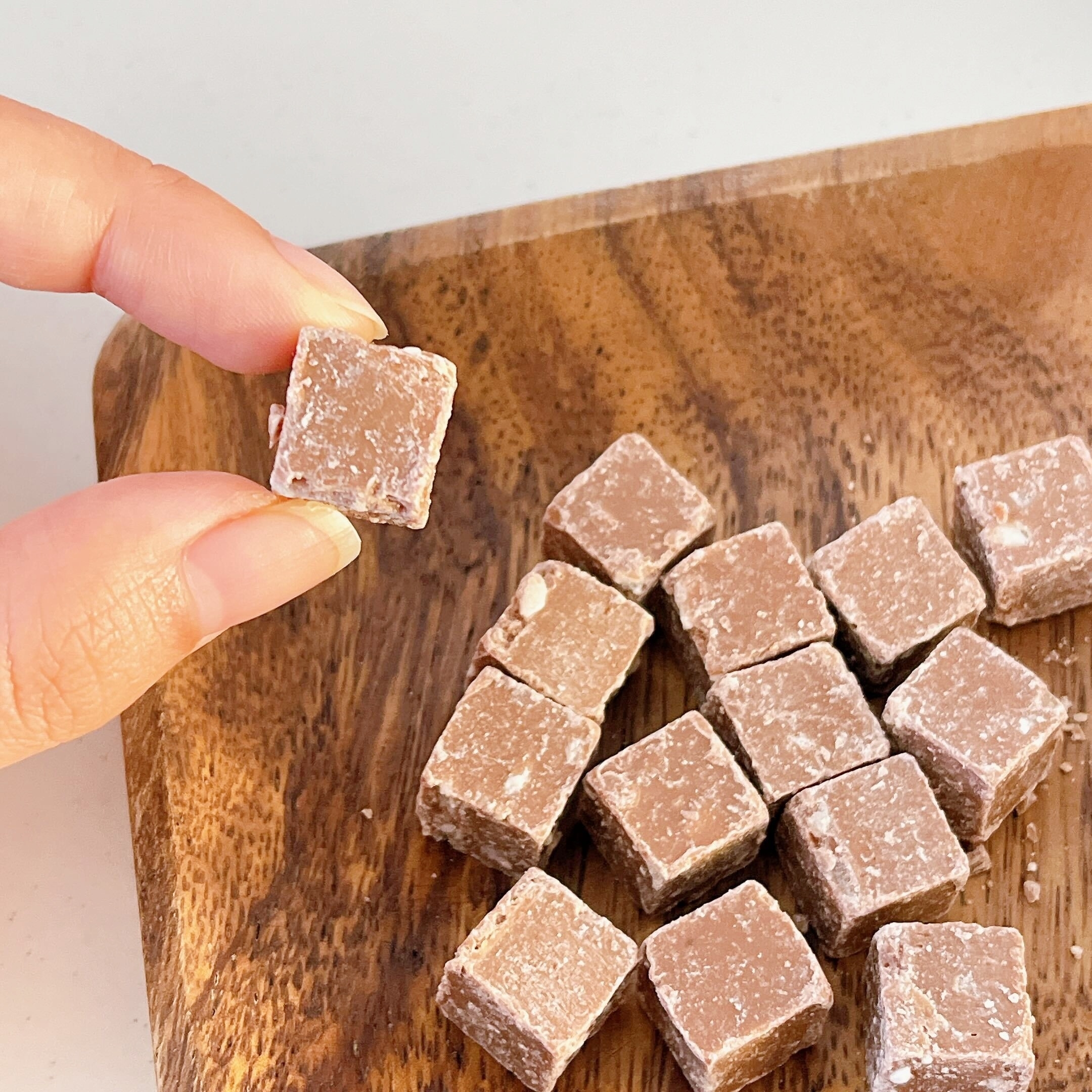 DAISO(ダイソー)のオススメのお菓子「パチパチキャンディチョコ ラムネ味・パチパチキャンディチョコ コーラ味」