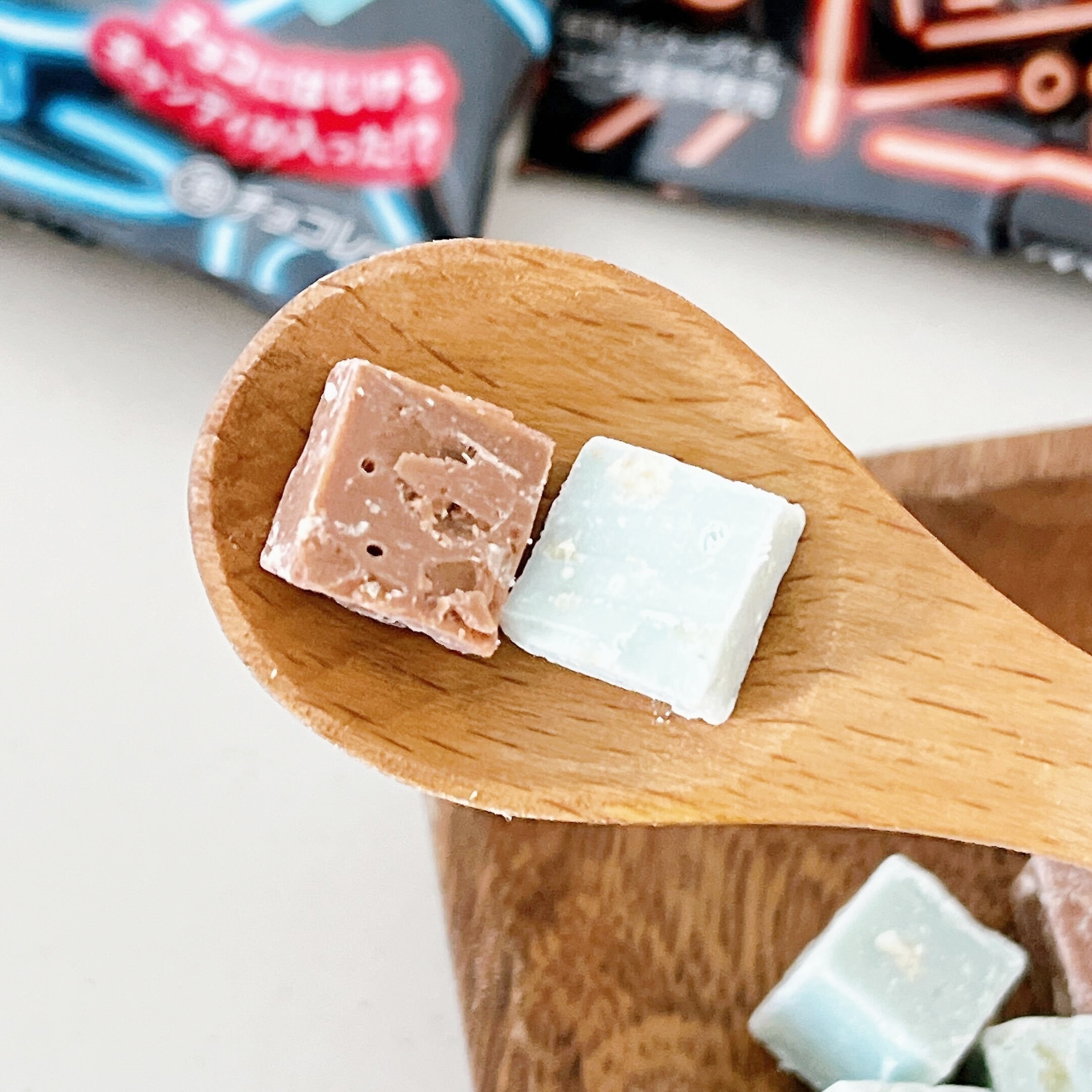 DAISO(ダイソー)のオススメのお菓子「パチパチキャンディチョコ ラムネ味・パチパチキャンディチョコ コーラ味」