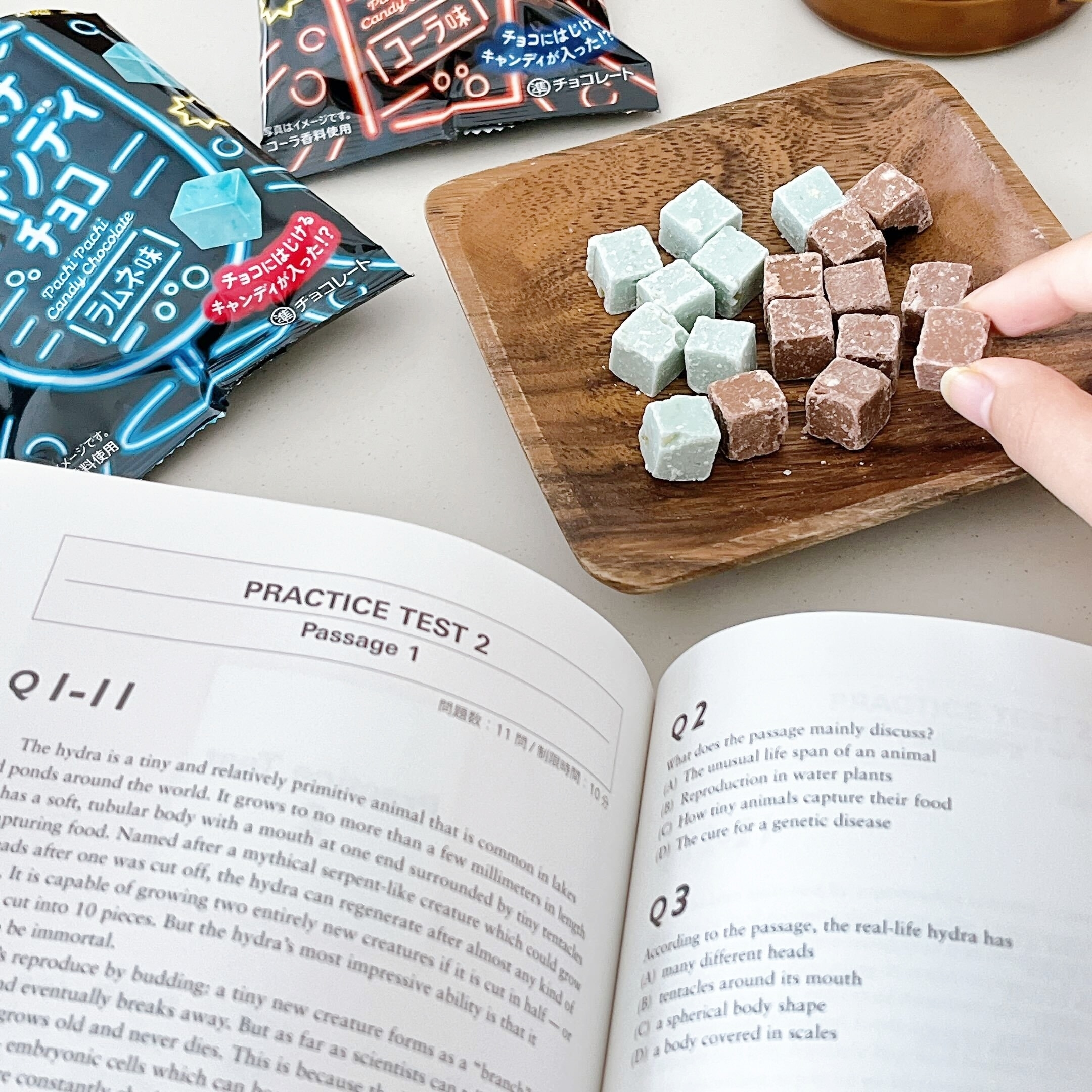 DAISO(ダイソー)のオススメのお菓子「パチパチキャンディチョコ ラムネ味・パチパチキャンディチョコ コーラ味」