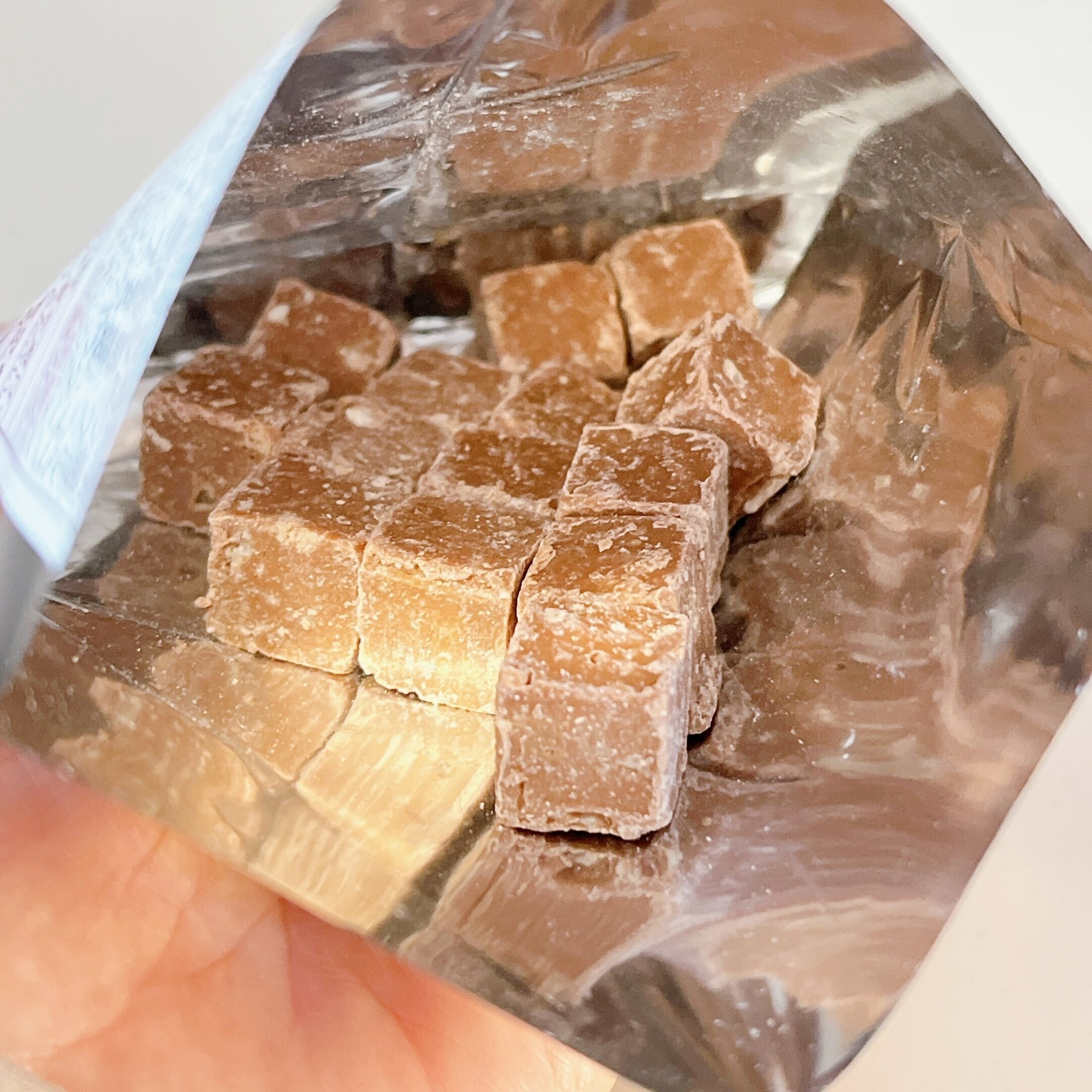 DAISO(ダイソー)のオススメのお菓子「パチパチキャンディチョコ ラムネ味・パチパチキャンディチョコ コーラ味」