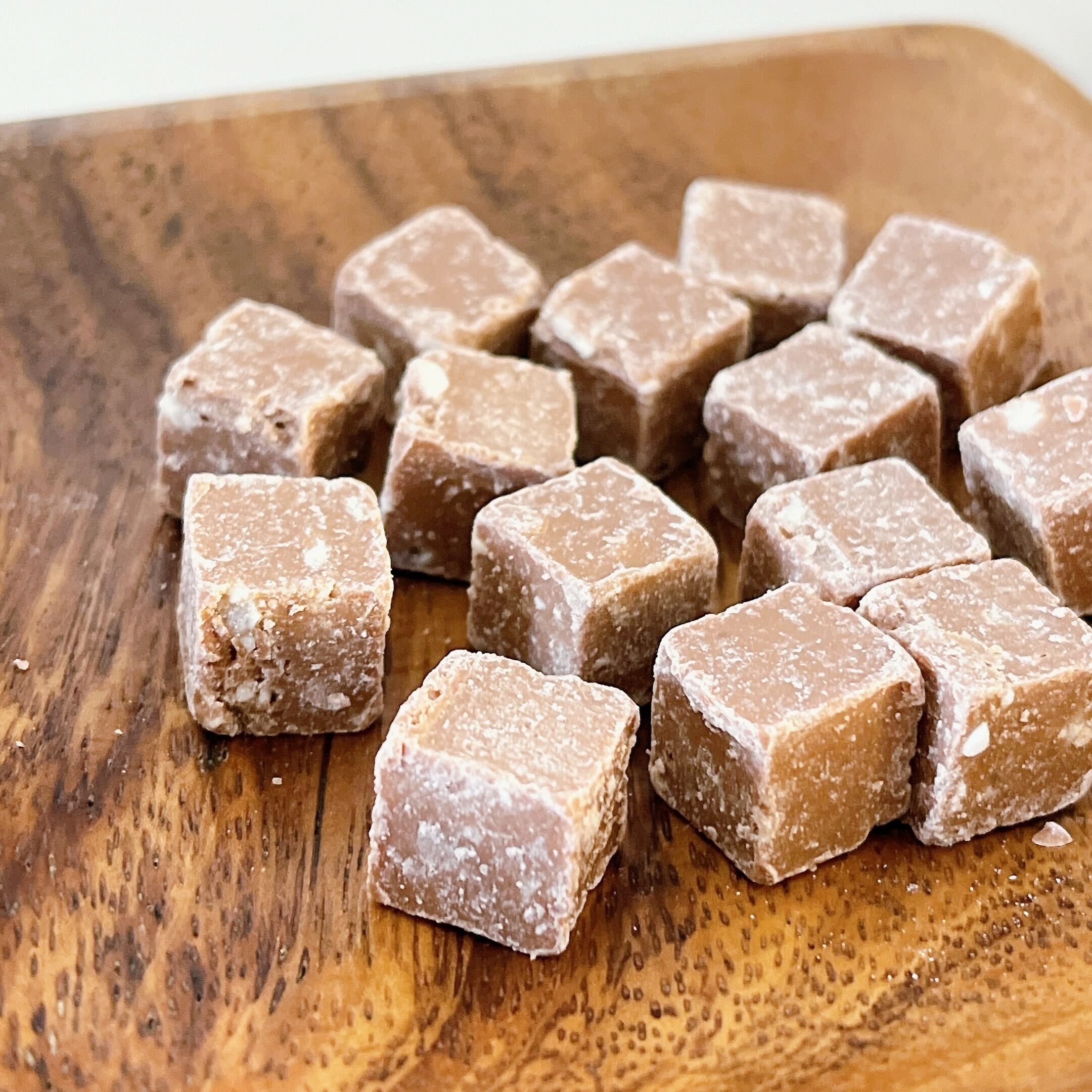 DAISO(ダイソー)のオススメのお菓子「パチパチキャンディチョコ ラムネ味・パチパチキャンディチョコ コーラ味」