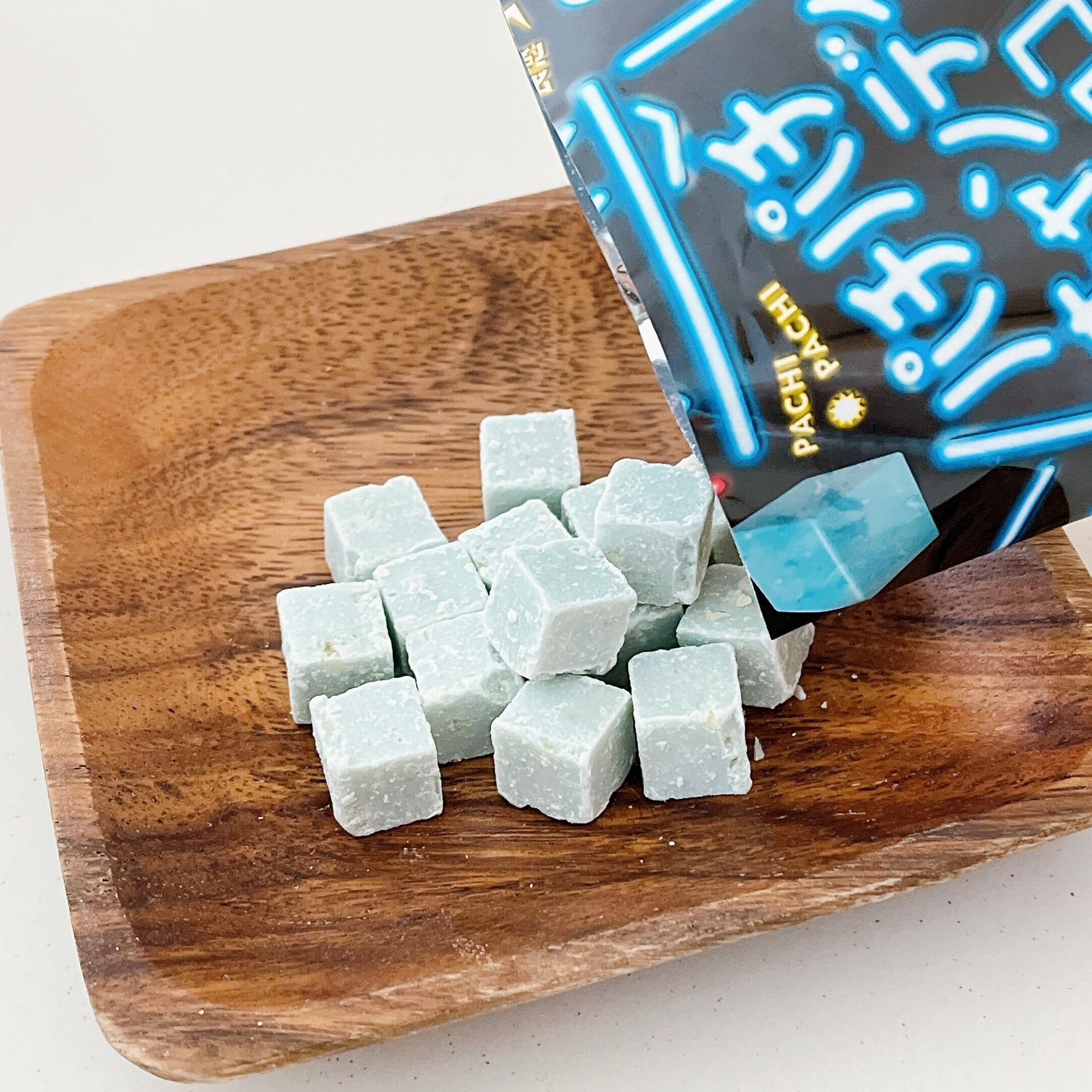 DAISO(ダイソー)のオススメのお菓子「パチパチキャンディチョコ ラムネ味・パチパチキャンディチョコ コーラ味」