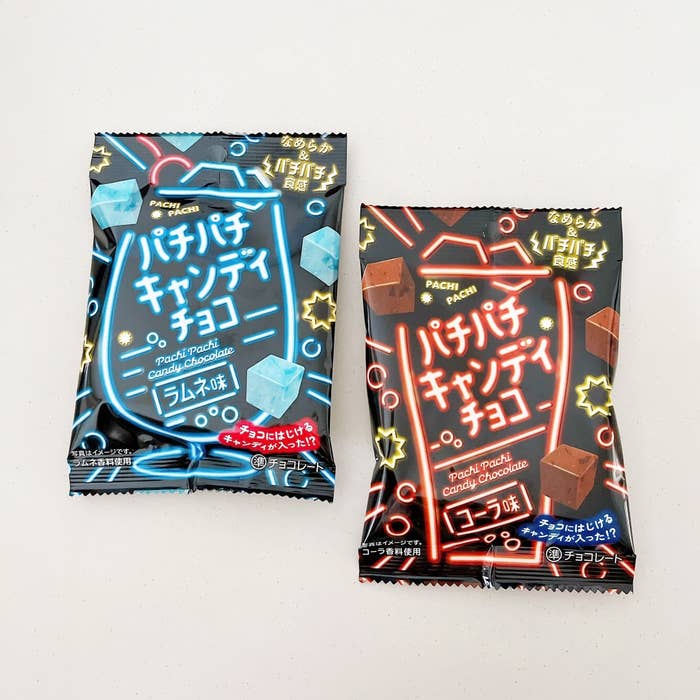 DAISO(ダイソー)のオススメのお菓子「パチパチキャンディチョコ ラムネ味・パチパチキャンディチョコ コーラ味」