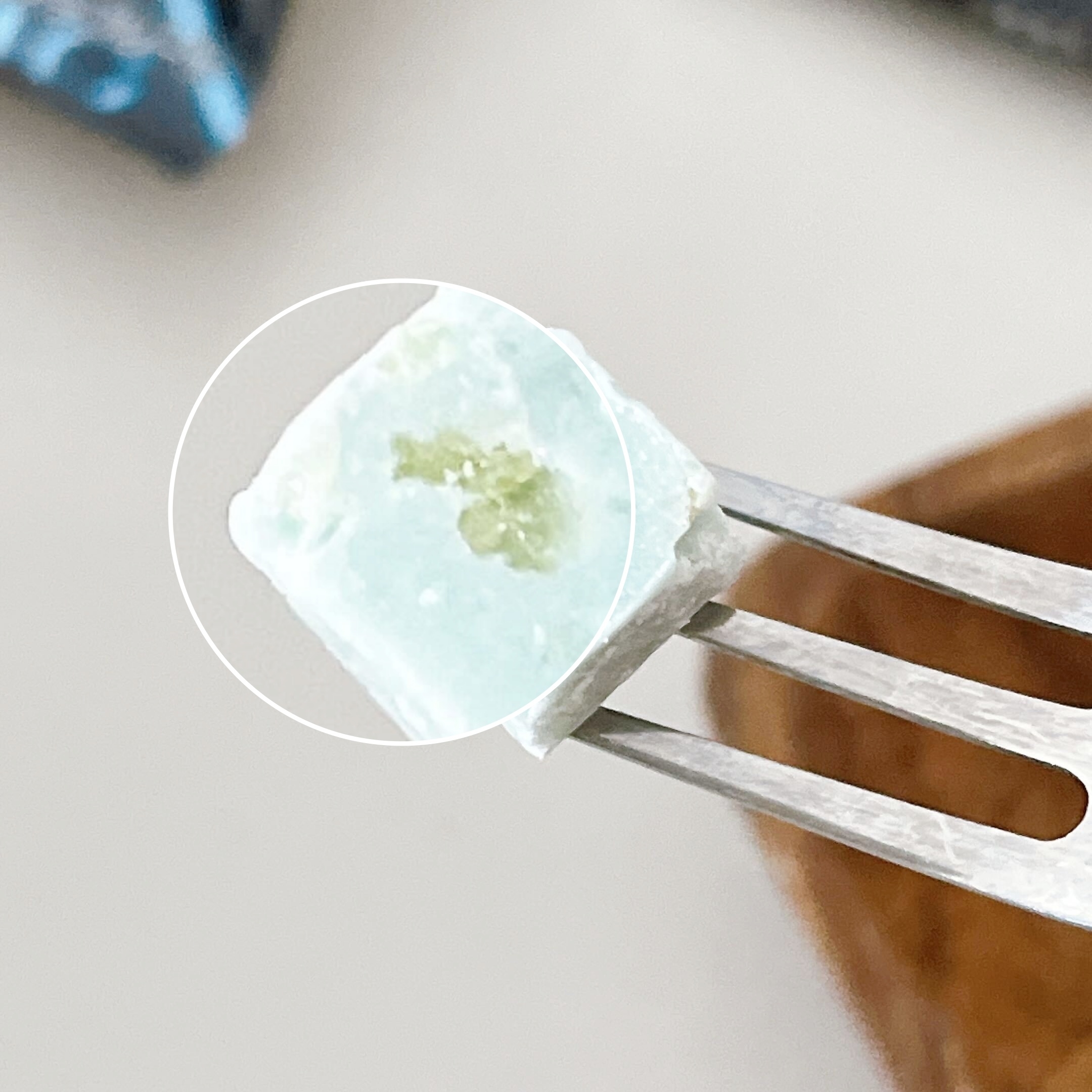 DAISO(ダイソー)のオススメのお菓子「パチパチキャンディチョコ ラムネ味・パチパチキャンディチョコ コーラ味」