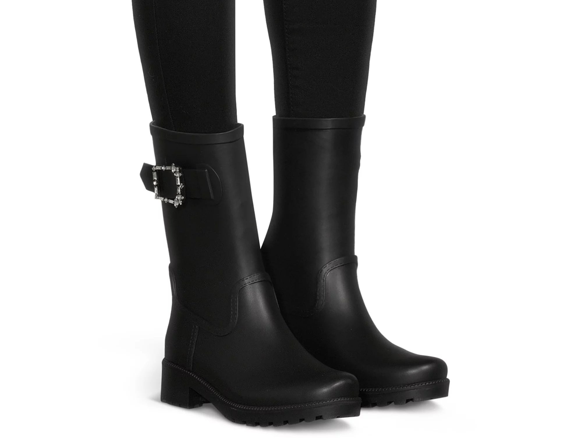 A model wearing the  mid-calf height pull on rubber boots