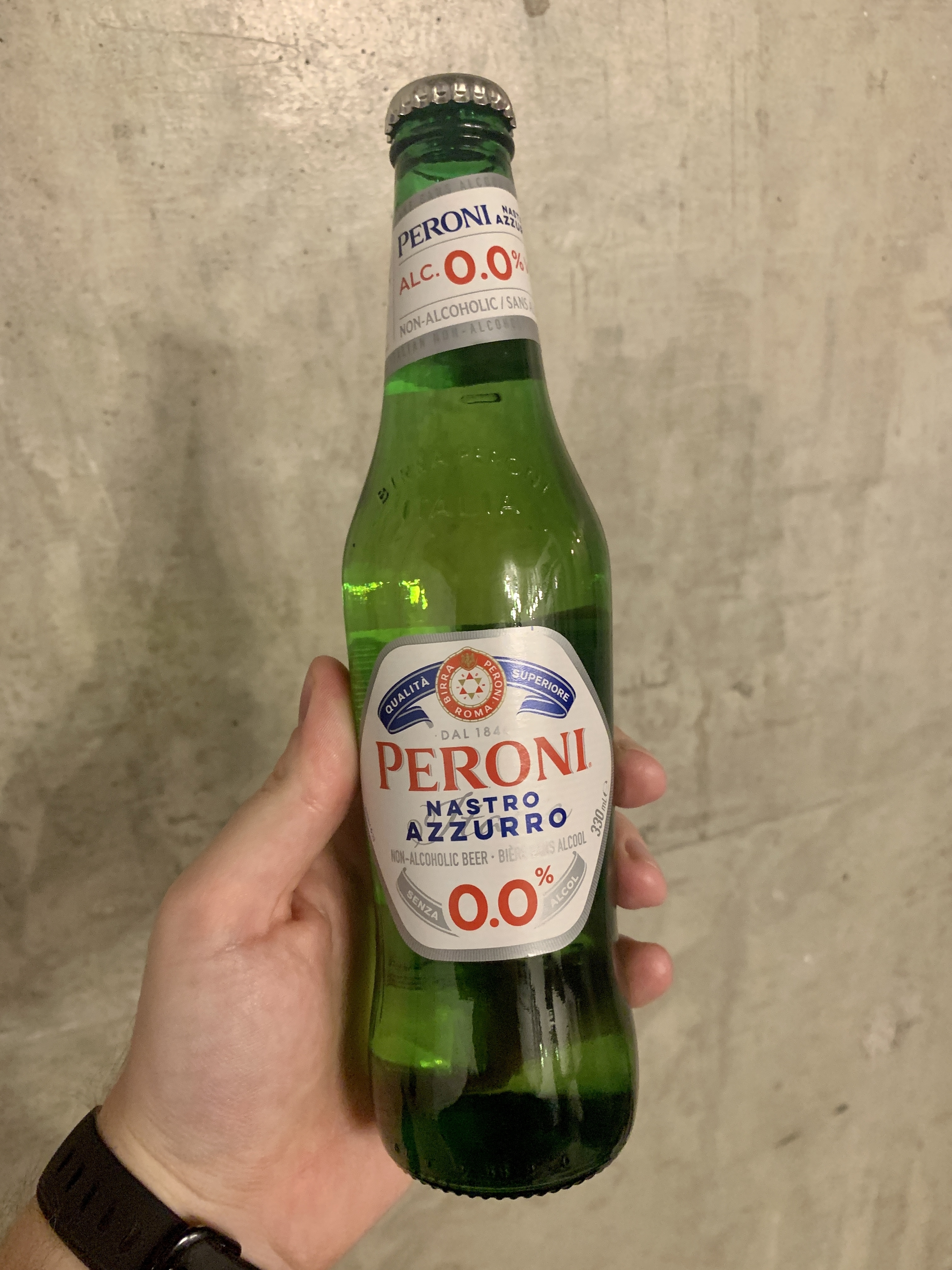 bottle of peroni nastro azzurro