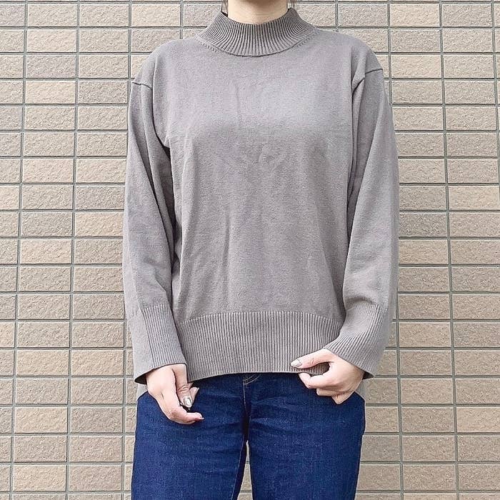 無印良品のおすすめトップス「洗えるニットハイネックセーター」